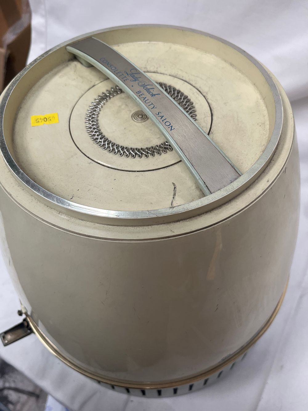 Lot 1124: Lady Schick Consolette Beauty Salon Mist Portable Hair Dryer