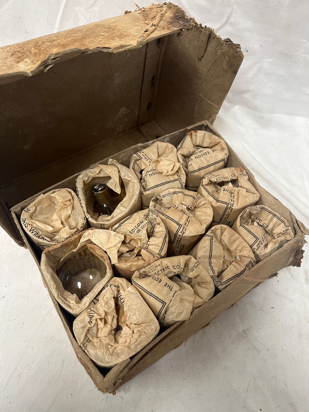 Lot 1194: Royal Ediswan Part No. 25114 White Metal SBC Light Bulbs