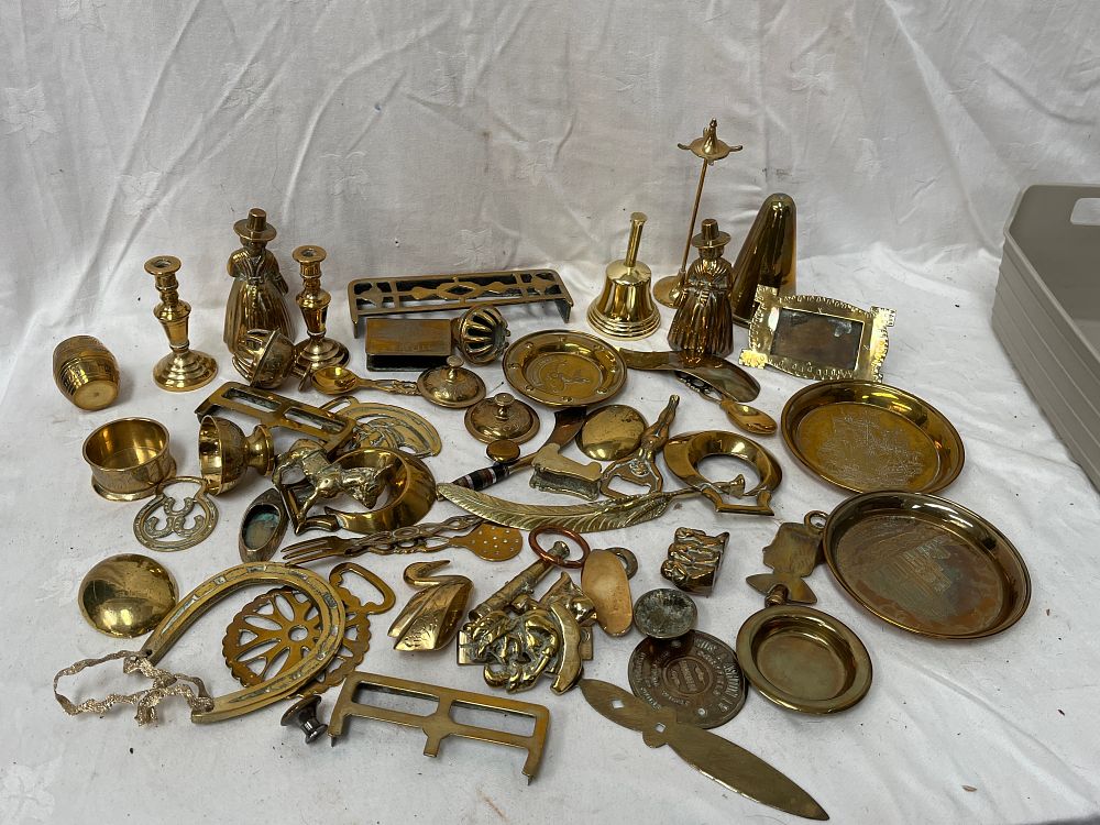 Lot 1229: A Collection of British? Brass Decorative and Domestic Metalware