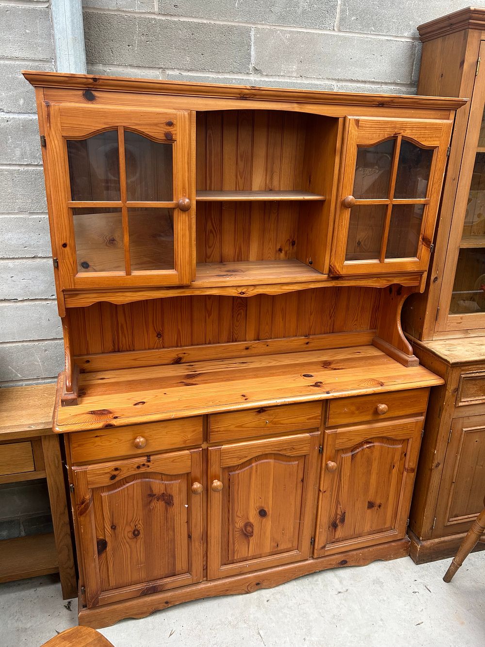 Lot 1241: Late 20th Century Pine Two-Piece Kitchen Dresser?