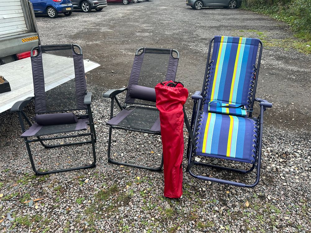 Lot 1250: Mountain Warehouse Reclining Chair and a Group of Folding Outdoor Seating