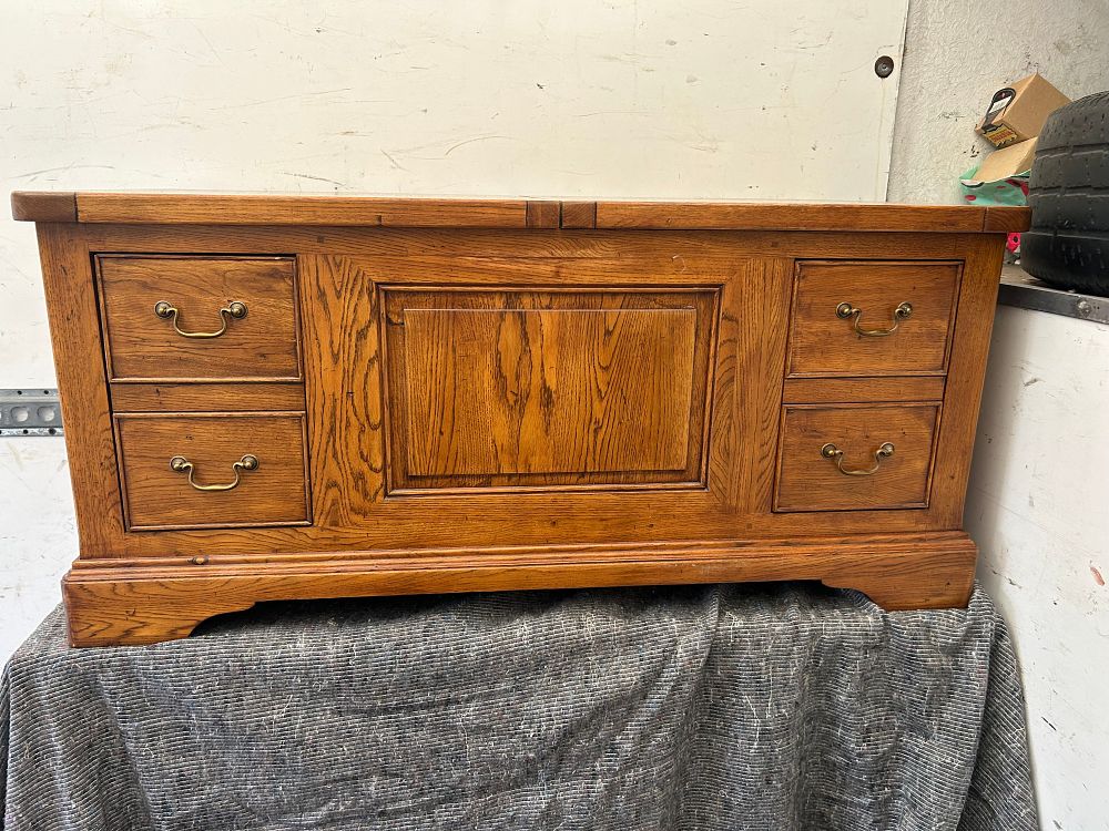 Lot 1275: Contemporary Oak Split Lid Storage Chest With Interior Dividers