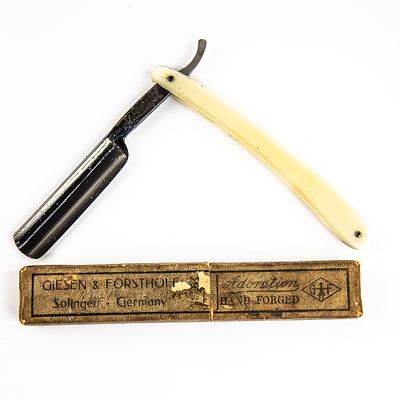 Ta Silverstahl Razor w/ Unorig. Box. Vintage Straight Razor "Ta Silverstahl", with white plastic