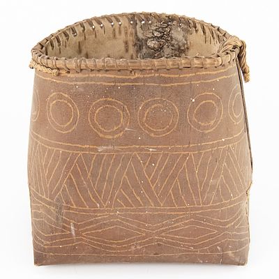 Vintage Native Birch Bark Basket. This is a beautiful example of a vintage Native American birch 