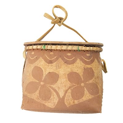 Indigenous North Eastern Birch Bark Container. This beautiful item is a birch bark lidded 