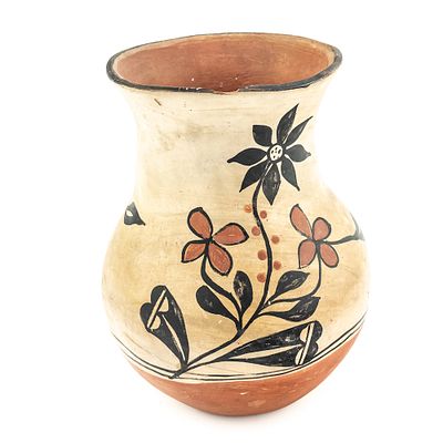 1920s Santo Domingo Pueblo Pot. This is a Santo Domingo Pueblo pot, circa 1920s. Buff colored 