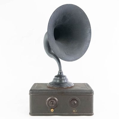 Atwater Kent Radio #40 w Magnavox Horn Speaker. 1920s Atwater Kent model 40 "breadbox" tube 