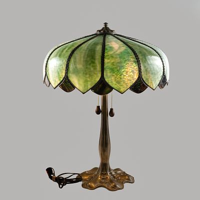 Art Nouveau Green Slag Glass Table Lamp. This Art Nouveau style table lamp features a domed 