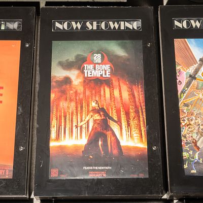 Now Showing Movie Poster Case. Back lit Now Showing one sheet movie poster case in good 
