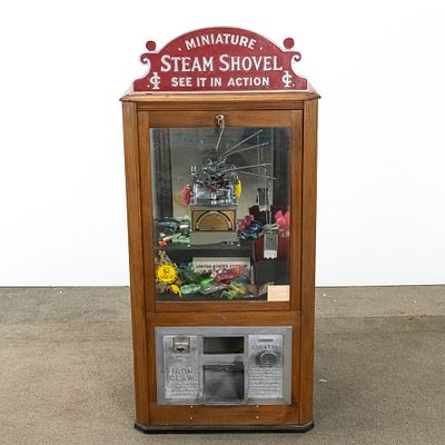 Coin Op Miniature Steam Shovel Arcade Machine. A counter top model in very good condition with 