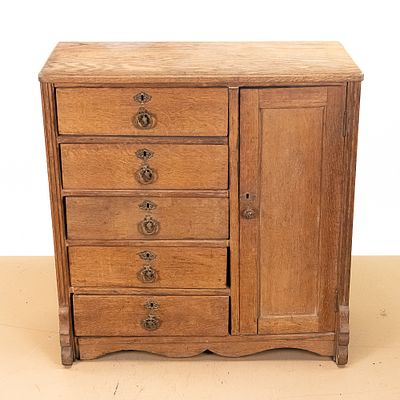 Hawthorne & Sheble Oak Phonograph Cabinet. Nice oak cabinet stand for larger cylinder 