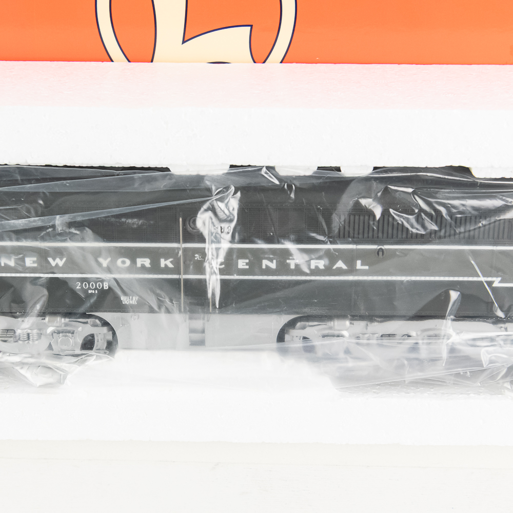 Lionel NYC Diesel Locomotive 2000 Power & Dummy