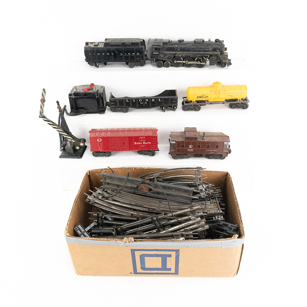 Lionel 2037 Engine with Tender & RR Cars & Track+