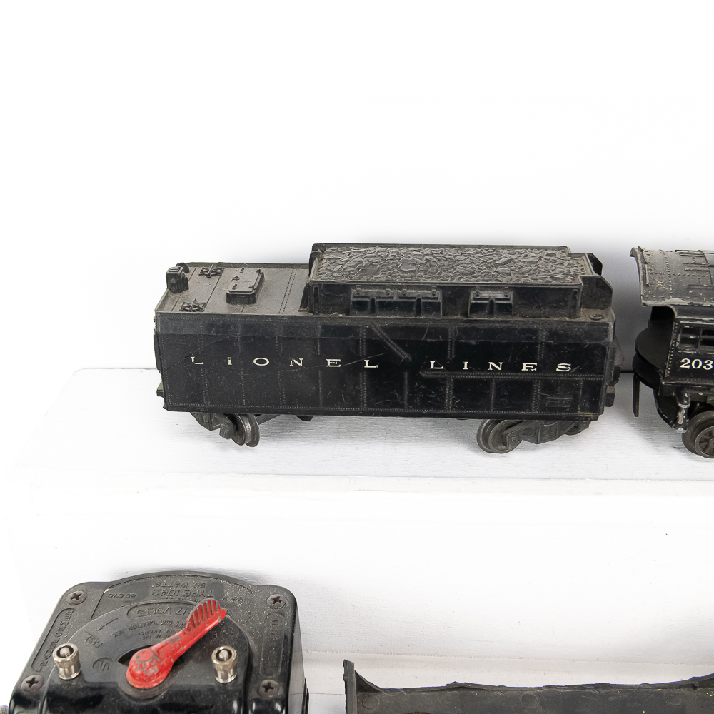 Lionel 2037 Engine with Tender & RR Cars & Track+