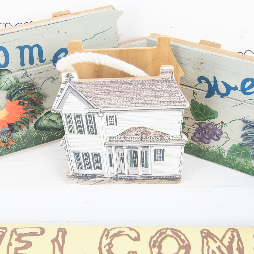 Decorative Welcome Signs & Gift Boxes