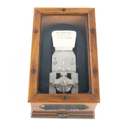 Antique Weston Model 324 Galvanometer. This exceptional Model 324 galvanometer is a master class 