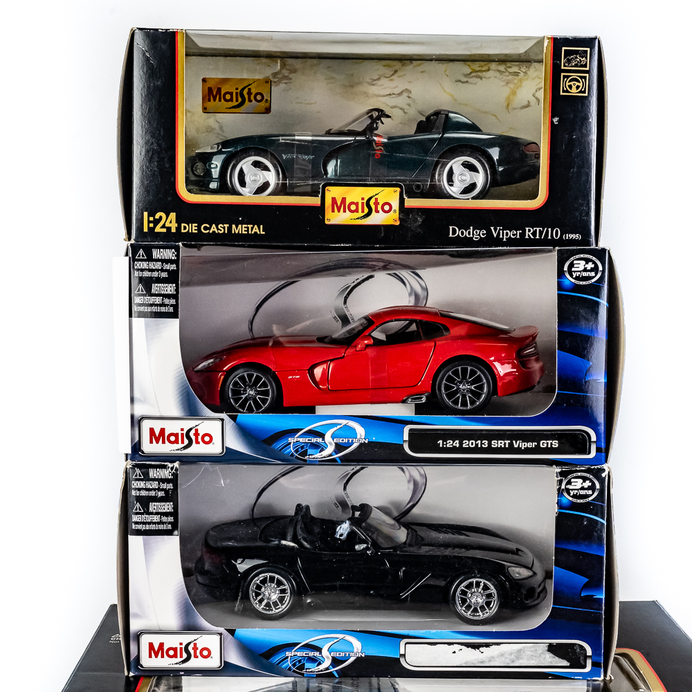 (18) Dodge Viper Burago Maisto Die Cast Model Cars