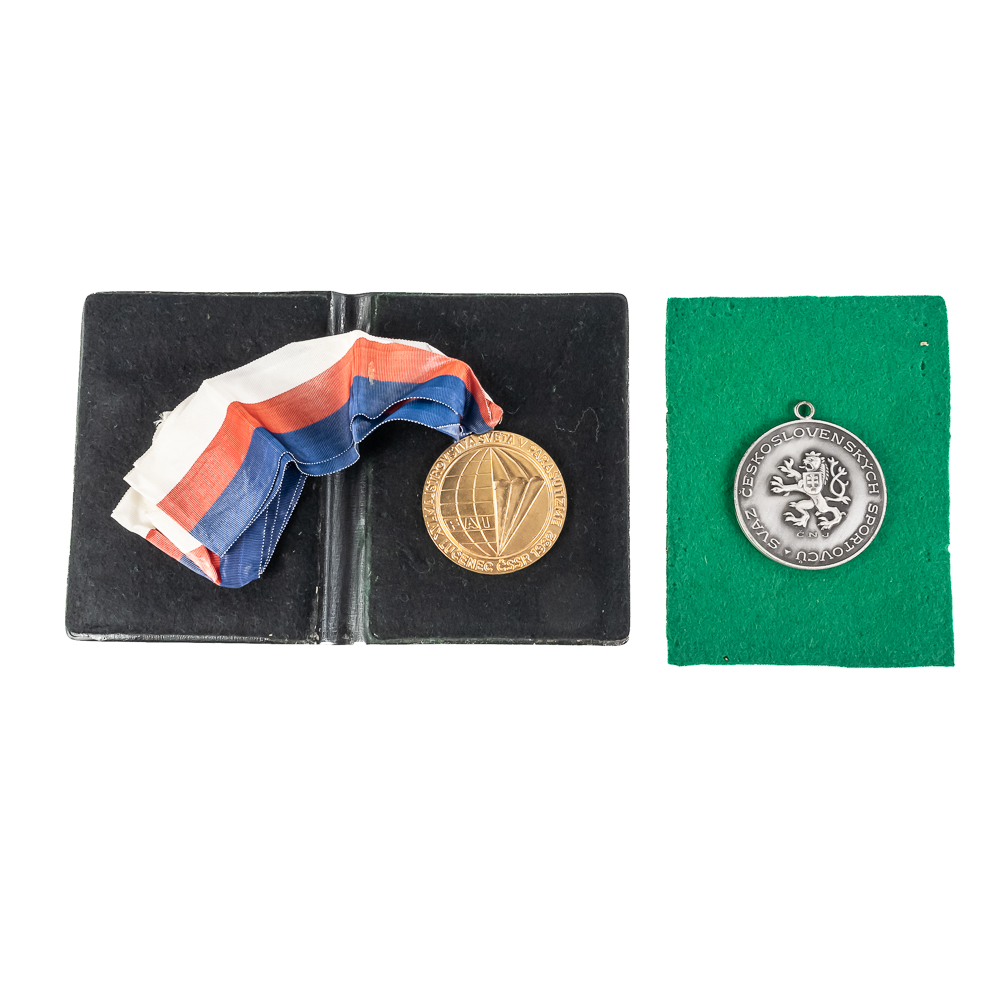 2 Czechoslovakian Table Medals & Badge Pin Book
