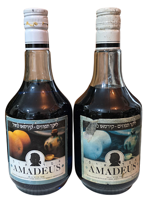 לוט הכולל 2 בקבוקי ליקר קירסאו כחול. אמדאוס. סגורים ומלאים.