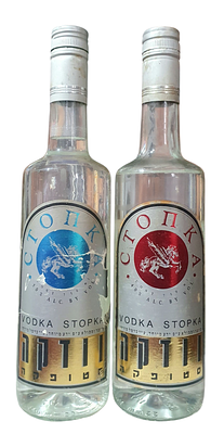 צמד בקבוקי וודקה סטופקה סגורים. אידוי קל מאוד באחד מהם.