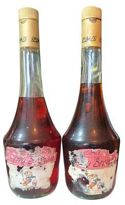 לוט 2 בקבוקי שרי ברנדי. תוויות פגומות.