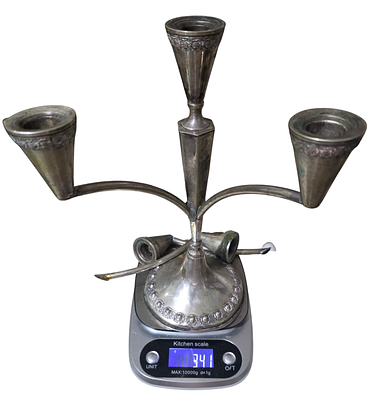 קנדלברת כסף במצב גרוע. שברים ושחיקה. לתיקון או להתכה. ללא החזרות. גובה 30 סמ 
חתימה שחוקה מאוד. 