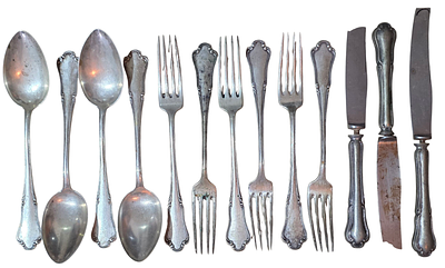 סט סכו"ם כסף 800 (חלקי). אוסטרו-הונגרי. המאה ה19. כולל 6 מזלגות, 4 כפות ו-3 סכינים (נזק 