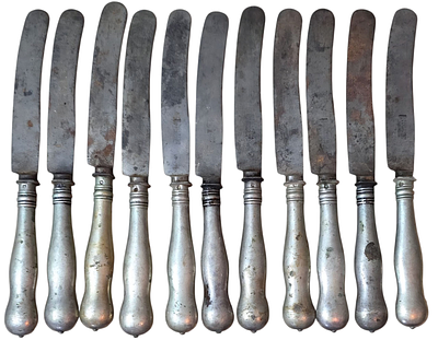 סט הכולל 11 סכינים. ידיות כסף 800 ולהבי פלדה. אורך 25 סמ. גילם מעל ל-100 שנה. חתימות דהויות.
. מש 