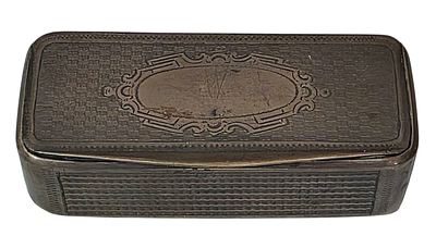 קופסית כסף 800 חתומה. סוף המאה ה-19. כנראה יועדה לטבק. 2.1&times;3.2&times;7.6 סמ. 
58.5 גרם.