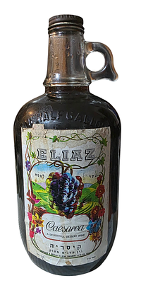 בקבוק יין קיסריה. 1900cc. סגור ומלא.