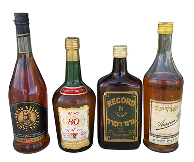 לוט בקבוקי ברנדי שונים. סגורים. אידוי קל.