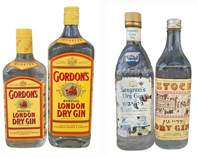 לוט בקבוקי ג'ין. סגורים. אידוי קל.