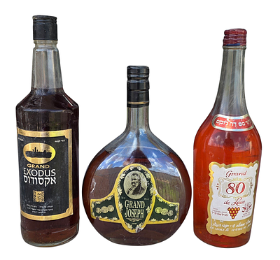 לוט בקבוקי ברנדי שונים.