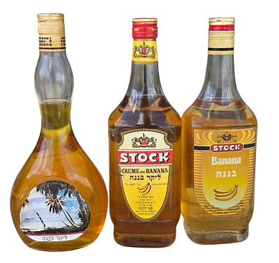לוט בקבוקי ליקר בננה שונים.