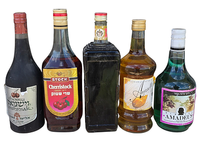 לוט בקבוקי ליקר שונים.