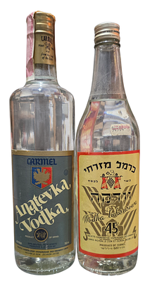 זוג בקבוקי וודקה כשרים. סגורים ומלאים.