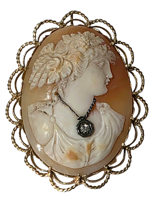 סיכת זהב 9k ישנה. משובצת קמאו איכותי ויהלום. יוצאת דופן באיכותה. מידות: 55&times;43 ממ 
משקל כולל: 