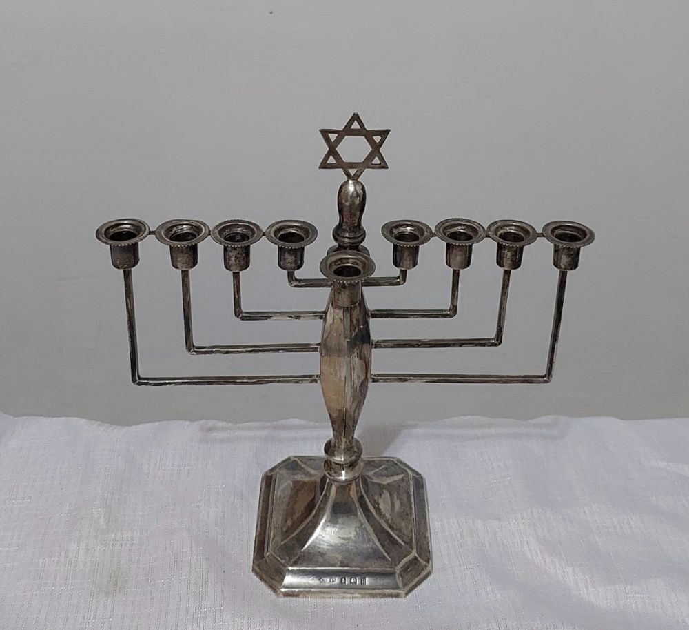 חנוכיה אנגלית עתיקה. - כסף סטרלינג חתום, יצרן אנגלי, המאה ה-19 מצב מושלם. 
משקל: 233 גר' גובה: 23 