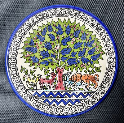 קרמיקה ארמנית ענקית, ישראלית ירושלים הסדנא המשותפת, המאה ה20 ציור יד של עץ החיים עם דמויות בעלי חיים. קוטר 30ס״מ מצב חדש.