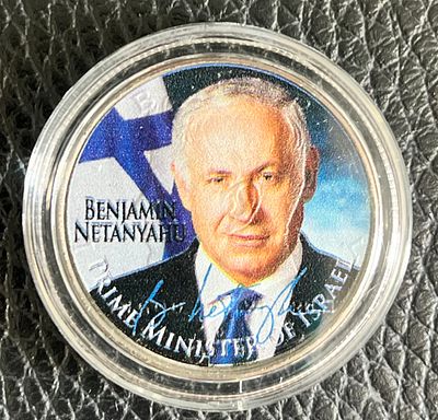 מטבע חצי דולר ארה״ב צבעוני עם דמותו של בנימין נתניהו, מגיע בקפסולה, המטבע נצבע ע״י חברה פרטית בארה״ב, מגיע עם תעודת מקוריות . (לא מדובר במטבע רשמי).