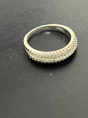 טבעת כסף חתומה 925, עם זירקונים, משקל 2.9 גרם.