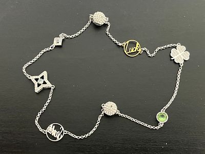 2 צמידי סברובסקי לנשים עם אבני קריסטל, מחוברים בסוגר מגנטי, משקל 8.3 גרם.