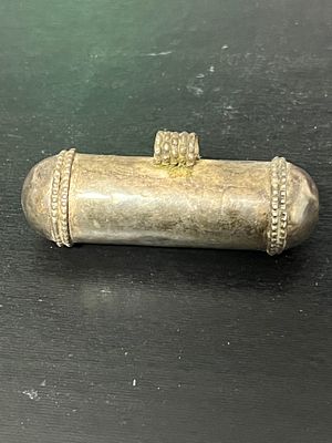 בית קמיע כסף, לא חתום, משקל 11.8 גרם.