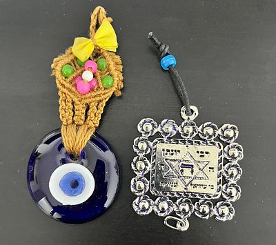 2 קמעות חמסה לתליה.