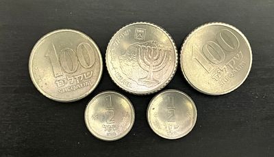 5 מטבעות עם פגמים בזמן ההטבעה, מטבעות מקומרים.