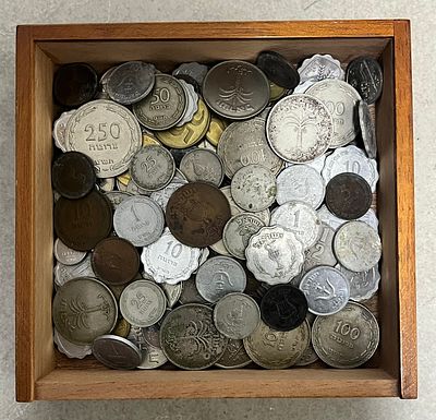 קופסא מעץ מלאה מטבעות ישראל.