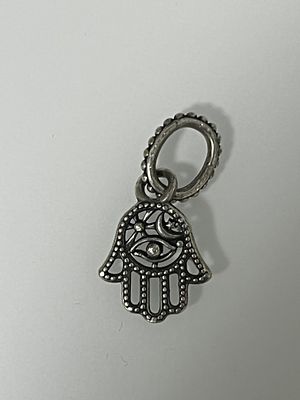 תליון חמסה קטן, כסף חתום 925, משקל 1.1 גרם.