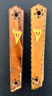 צמד בית מזוזה עץ זית.