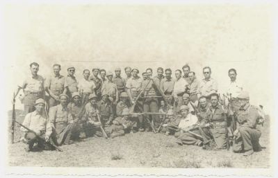 אוסף תצלומים ממחנה המעצר באסמרה. סביב 1945. אוסף נדיר של 65 תצלומים בהם נראים גולי האצ"ל והלח"י 