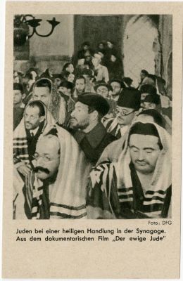 סצינה מתוך הסרט 'היהודי הנצחי' - גלויה מצולמת. שנות ה־30. גלויה מצולמת Real-photo של סצינת בית 